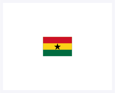 Die Flagge von Ghana: von oben nach unten drei horizontale Streifen in rot, gelb und grün. In der Mitte der Flagge befindet sich ein schwarzer Stern.
